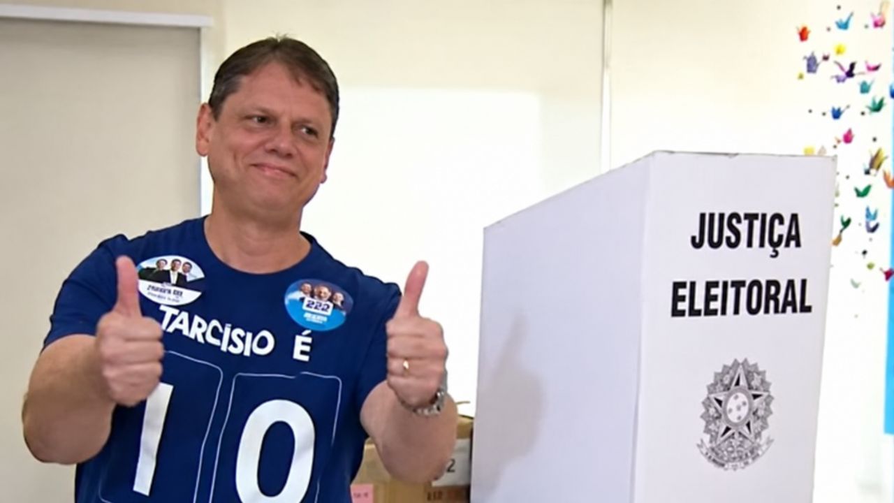 Tarcísio de Freitas vota na zona Oeste de São Paulo pelas Eleições 2026